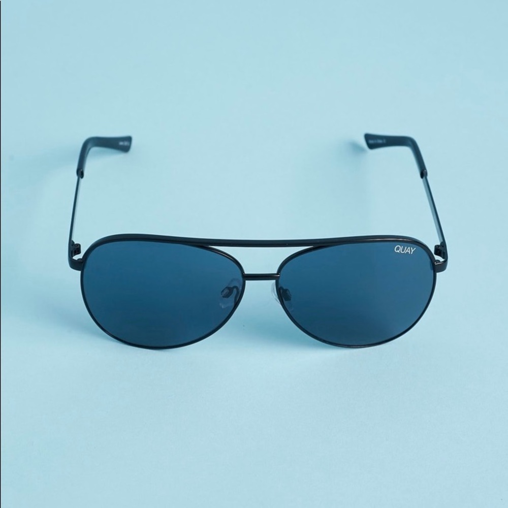 QUAY Australia Vivienne sunglasses in Black/Smoke